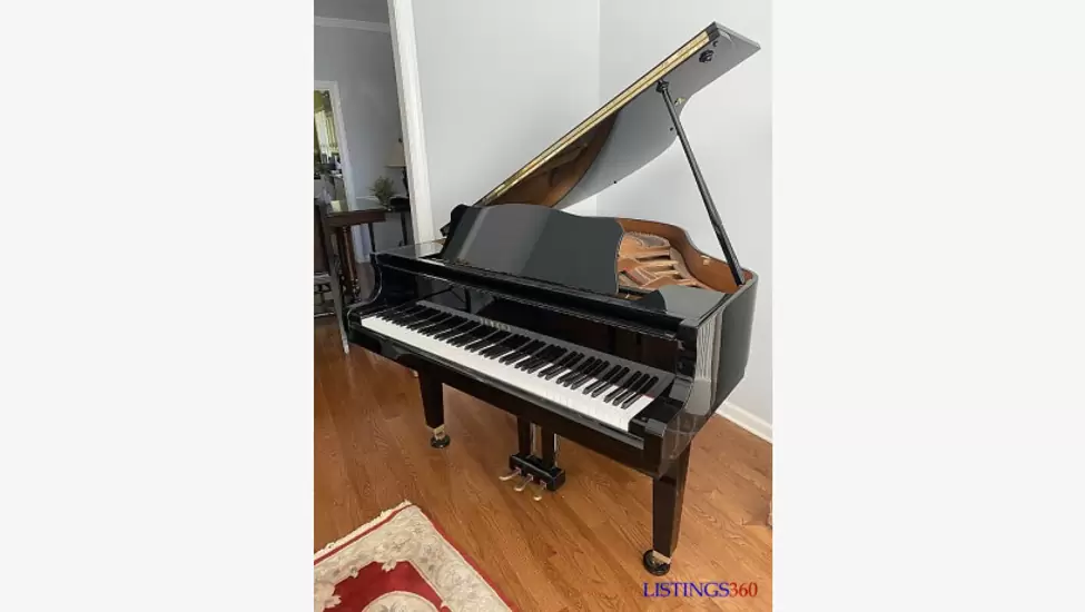 $015 Yamaha GP1 2000 Glossy / Black grand piano 4'11